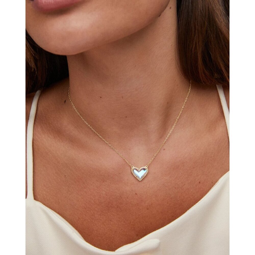 Kendra Scott Ari Heart Pendant in Gold Dichroic Glass - Picture 4 of 9